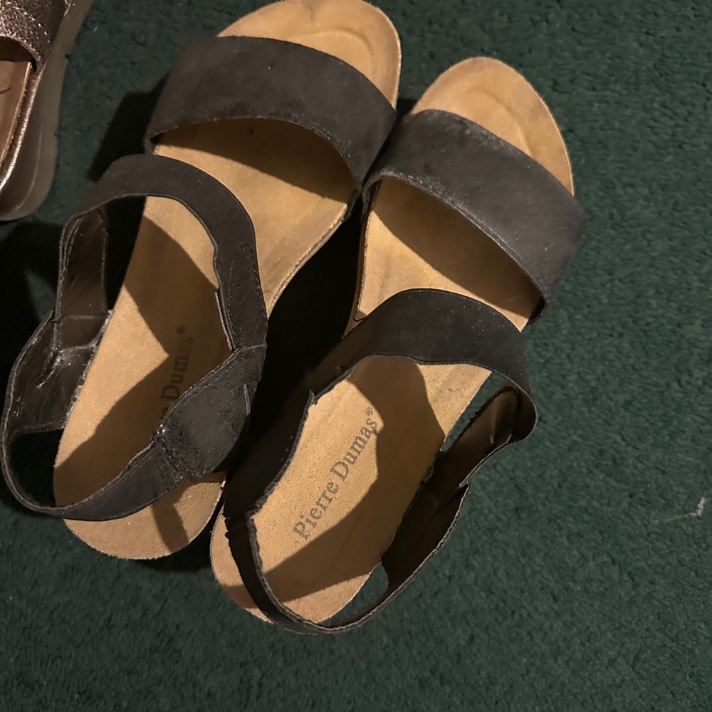 Pierre Dumas Women's Black and Tan Sandals